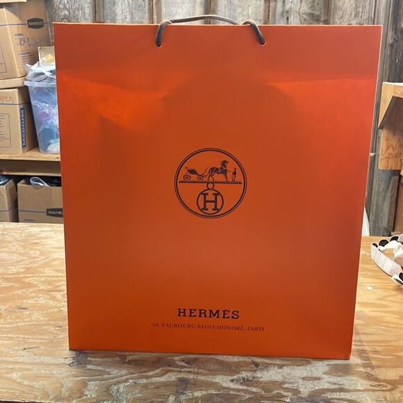 Hermes orange shopping bag. It’s empty - Picture 2 of 7
